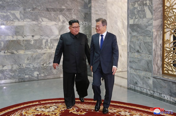 문재인 대통령과 북한 김정은 국무위원장이 26일 오후 판문점 북측 통일각에서 열린 남북정상회담에서 대화하고 있다.