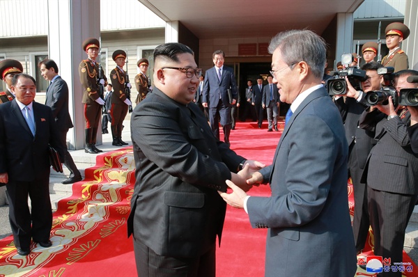 한달만에 다시 만난 남북 정상 문재인 대통령과 북한 김정은 국무위원장이 26일 오후 판문점 북측 통일각에서 정상회담을 마친 뒤 헤어지며 손을 잡고 있다.