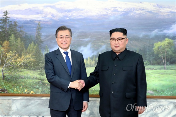 문재인 대통령과 김정은 국무위원장이 26일 오후 판문점 북측 통일각에서 두번째 남북정상회담을 하기위해 만나며 악수하고 있다.