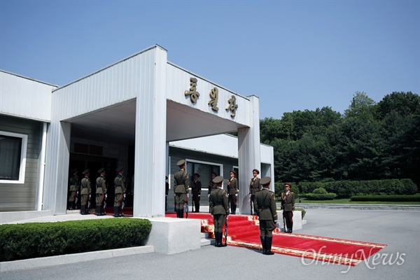 26일 오후 문재인 대통령과 김정은 국무위원장의 두번째 남북정상회담이 열리는 판문점 북측 통일각 입구에 조선인민군 명예위병대가 도열해 있다.