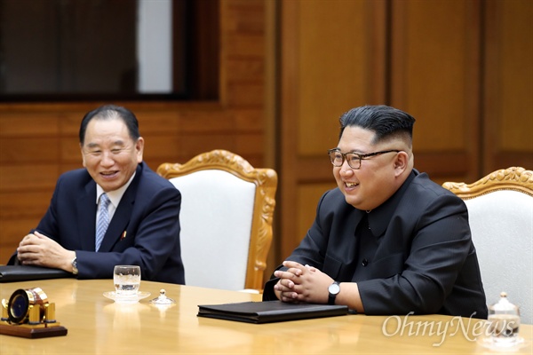 김정은 국무위원장과 배석한 김영철 부위원장  김정은 국무위원장이 26일 오후 판문점 북측 통일각에서 열린 문재인 대통령과의 두번째 정상회담에서 발언하고 있다. 왼쪽은 김영철 부위원장.