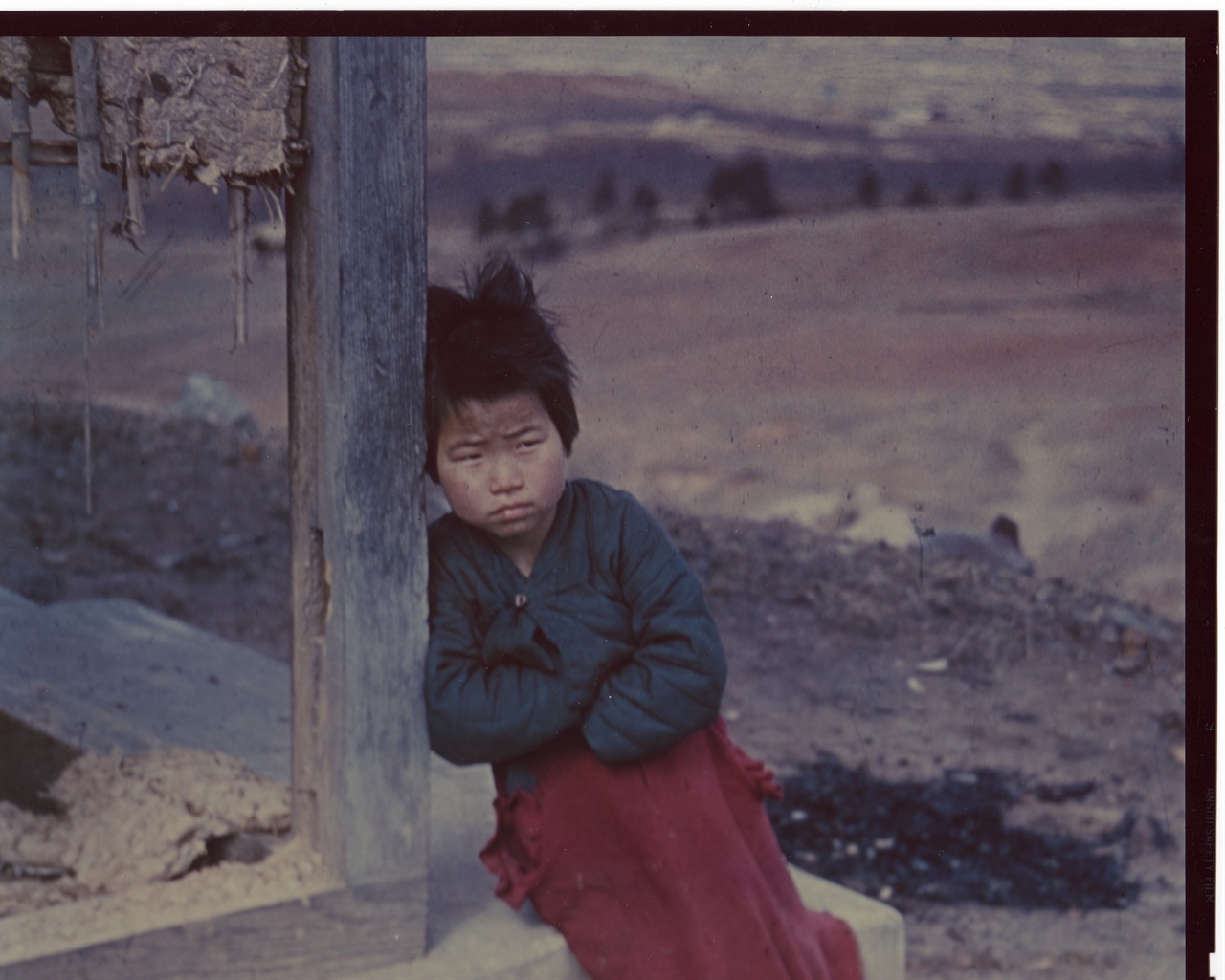  1951. 3. 1. 전주, 한 소녀가 전란으로 허물어진 집 섬돌에 앉아서 배고픔과 추위에 떨고 있다. 