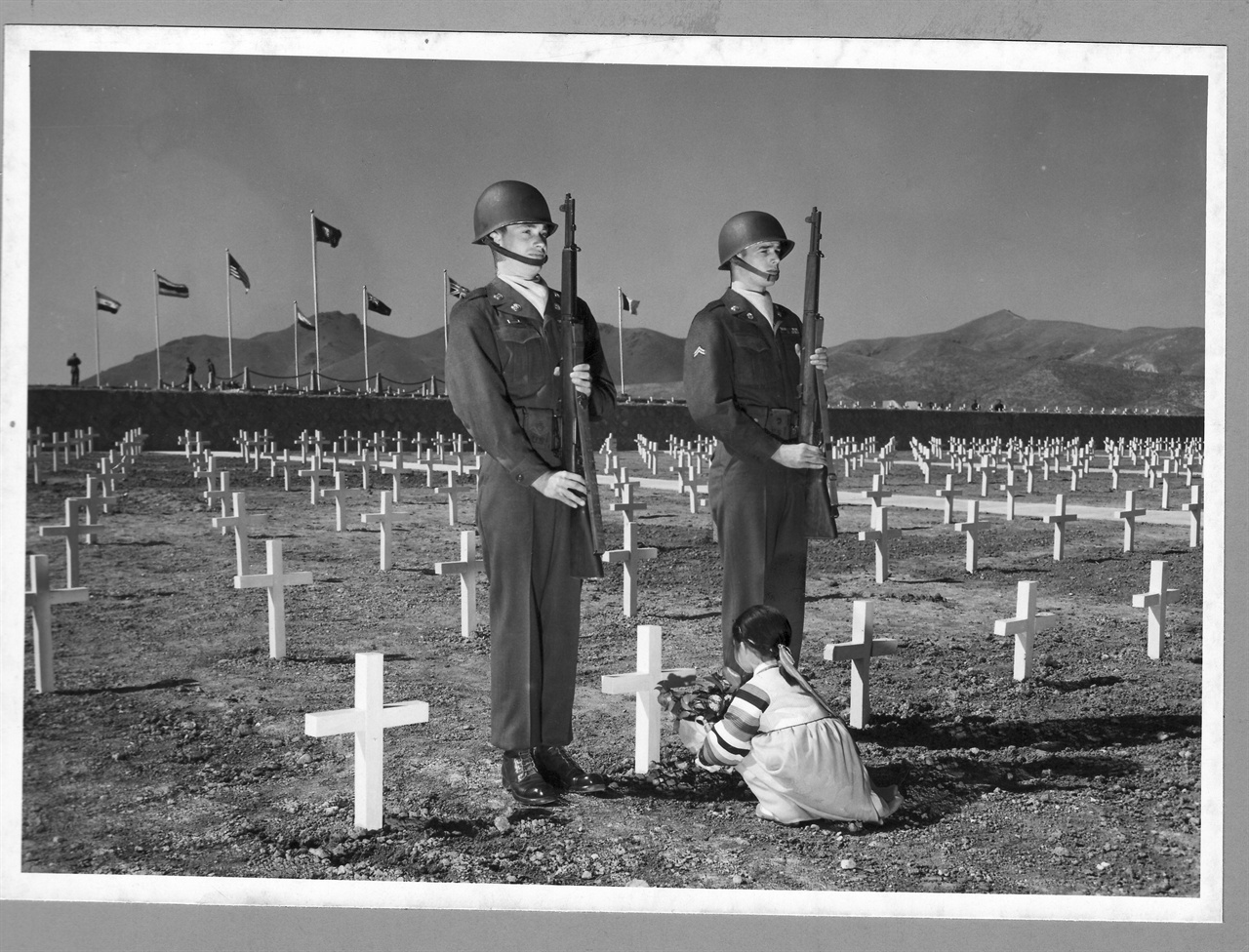 1951. 4. 부산, 한 소녀가 유엔군 묘지에 헌화하고 있다.