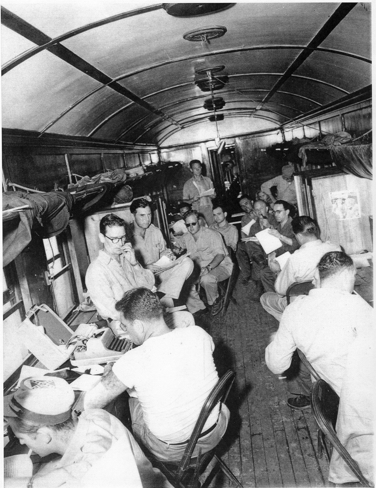 1951. 8. 12. 문산, 유엔군 측 기자들이 임시로 마련한 열차 안을 임시 취재실로 쓰고 있다.