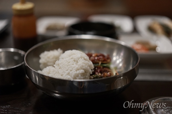 육회 비빔밥은 함평과 진주 등이 유명하지만, 도축장이 인근에 있는 지역에는 잘 하는 집들이 꽤 있다.