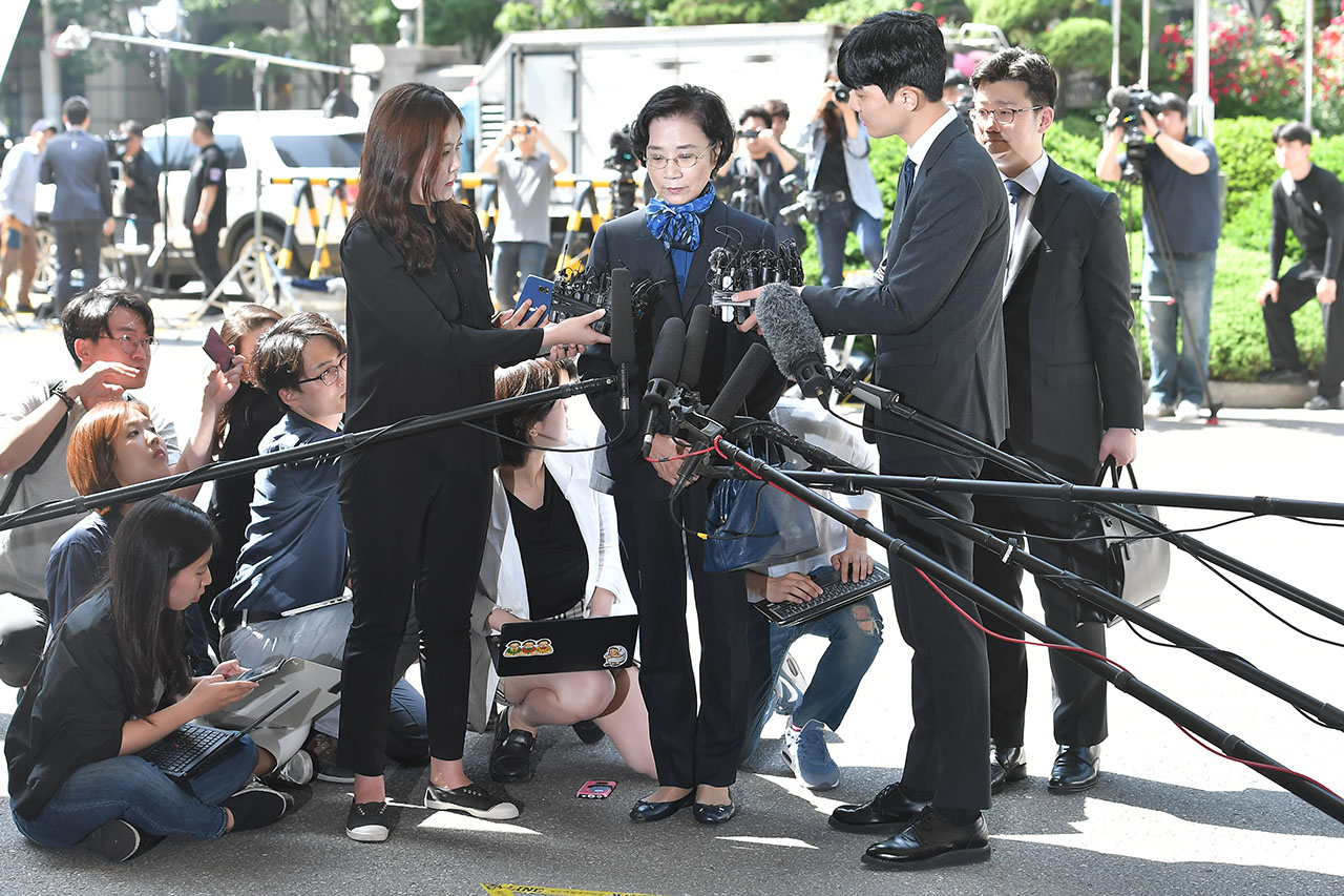  직원들에게 ‘폭언’과 ‘폭행’을 행사하는 등 ‘갑질의혹’ 혐의를 받고 있는 조양호 한진그룹 회장의 부인인 이명희 일우재단 이사장이 28일 오전 피의자신분으로 경찰조사를 받기 위해 서울 종로구 서울지방경찰청 광역수사대에 출석해 취재진의 질문에 답변하고 있다. 2018.5.28