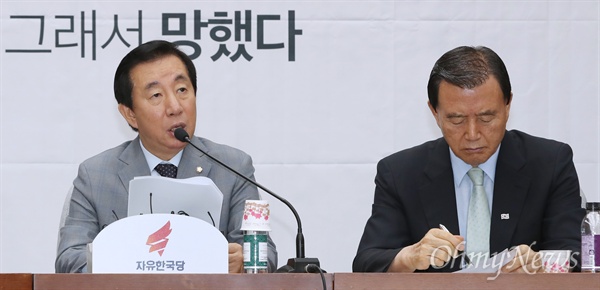 자유한국당 김성태 원내대표와 홍문표 사무총장이 28일 오전 국회에서 열린 원내대책회의에 참석하고 있다. 