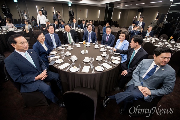 바른미래당 유승민, 박주선 공동대표가 28일 오전 서울 종로구 세종문화회관에서 열린 한국방송기자클럽 초청 안철수 서울시장 후보 토론회에 당 의원들과 함께 참석하고 있다. 