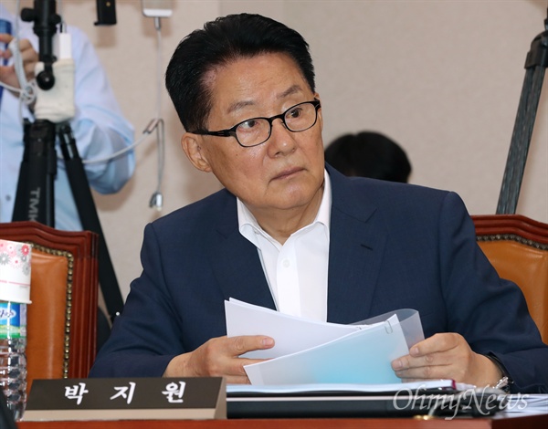 지난 5월 28일 열린 국회 법사위 전체회의 당시 박지원 민주평화당 의원 모습.