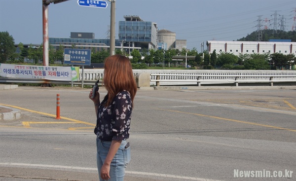  울진 북면에는 한울원자력발전소가 있다. 문재인 정부는 지난해 이곳에 신규 원전을 짓는 일을 백지화로 돌렸다. <뉴스민>은 울진 북면 부구리에서 ‘경북민심번역기’ 울진편 오프닝을 시작했다. 뒤로 원전이 보인다.