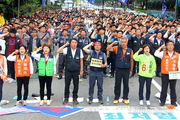  민주노총 경남본부는 5월 28일 오후 더불어민주당 경남도당 앞 도로에서 "최저임금 개악 저지 총파업대회"를 열었다.