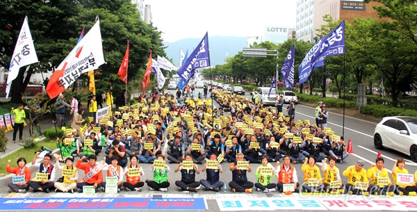 민주노총 경남본부는 5월 28일 오후 더불어민주당 경남도당 앞 도로에서 "최저임금 개악 저지 총파업대회"를 열었다.