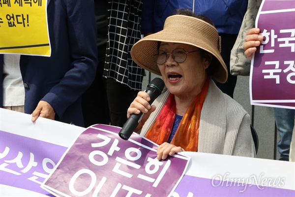 일본군 위안부 출신 이용수 할머니가 강은희 대구시교육감 후보를 비판하는 발언을 하며 눈시울을 붉히고 있다.