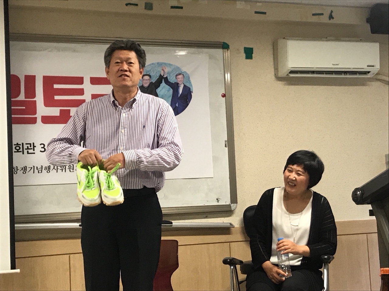 북한에서 가져온 신발을 소개하고 있다. 1만 원도 되지 않지만 신발 품질이 놀랍다고 한다. 신발의 상표에는 'Made In DPRK(Democratic People's Republic of Korea)'라고 적혀있다.