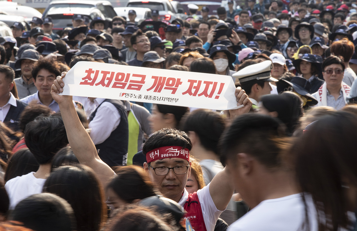 민주노총 세종충남본부는 28일 오후 천안시 신부동 광장에서 '최저임금 개악저지 민주노총 세종충남 총파업 결의대회'를 열었다. 세종충남본부는 결의대회에 앞서 천안역을 출발해 집회 장소인 광장까지 행진했다. 