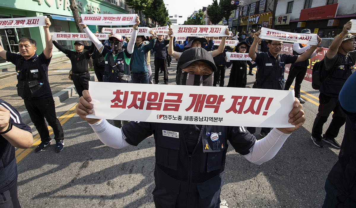 민주노총 세종충남본부는 28일 오후 천안시 신부동 광장에서 '최저임금 개악저지 민주노총 세종충남 총파업 결의대회'를 열었다. 세종충남본부는 결의대회에 앞서 천안역을 출발해 집회 장소인 광장까지 행진했다. 