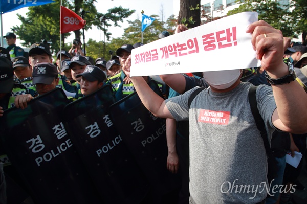 민주노총 조합원들이 28일 오후 서울 여의도 국회 앞에서 열린 최저임금 개악저지 총파업대회에 참석해 최저임금에 상여금과 복리후생 수당 일부를 포함하는 최저임금법 개정안 처리를 반대하고 있다.