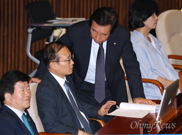 자유한국당 김성태 원내대표가 28일 오후 국회 본회의장에서 더불어민주당 홍영표 원내대표에게 다가가 대화하고 있다. 