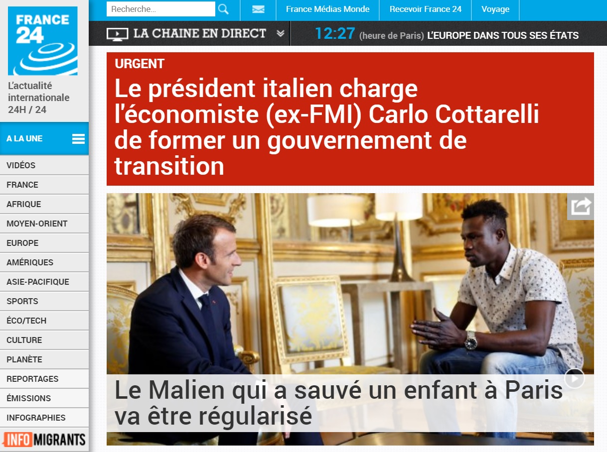 아파트 난간에 매달린 아프리카 청년의 프랑스 국적 획득을 보도하는 프랑스 24 방송 갈무리.