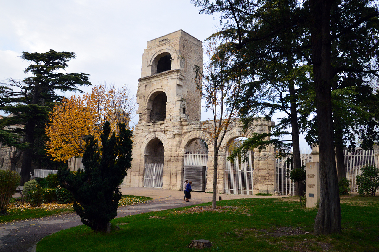 2천년이 넘는 이 역사적 건축물은 프랑스에 남은 로마의 유적이다.
