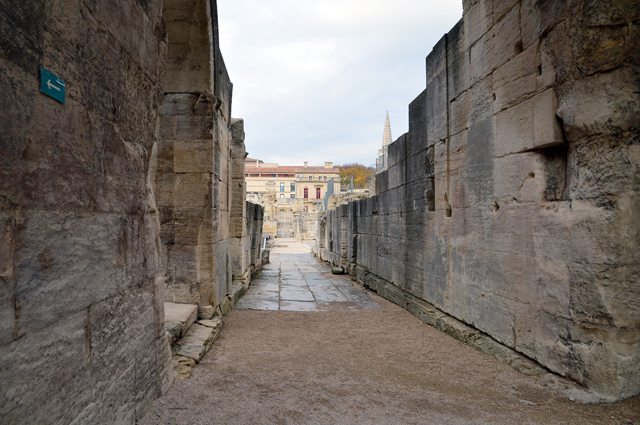 고대극장 무대로 이어지는 벽면은 오랜 세월에도 잘 남아 있다. 