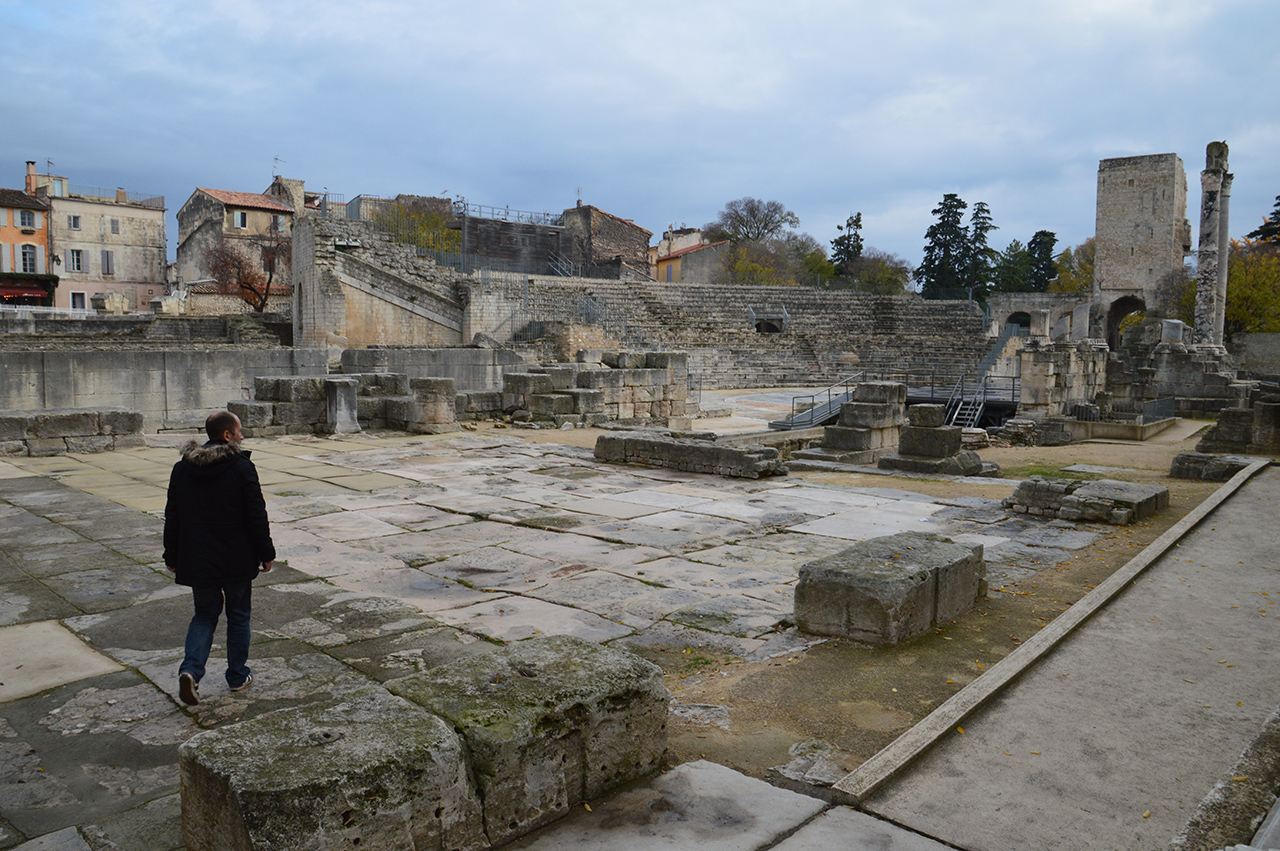 아를의 고대극장은 세계문화유산이자 로마 유물의 보고이다. 