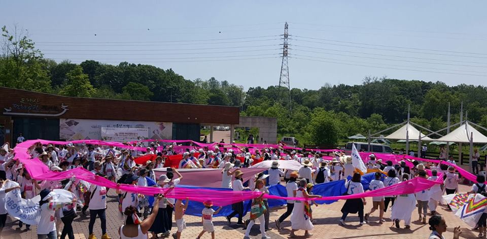 평화의 대동제 도라산 평화공원에서 17개국 32명의 국제 여성 대표단과  한국의 시민들이 함께 대동제를 벌이고 있다.