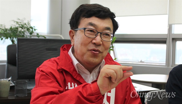 서병수 자유한국당 부산시장 후보가 28일 오후 서면 선거사무소에서 열린 기자간담회에서 발언하고 있다.  