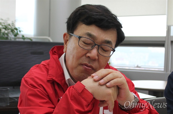 서병수 자유한국당 부산시장 후보가 지난달 28일 기자간담회에서 생각에 잠겨 있다. 