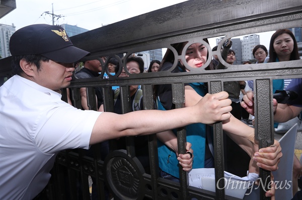 양승태 전 대법원장 체제에서 법원행정처가 대법원 판결에 개입했다는 의혹이 제기된 가운데 29일 오전 KTX 해고 승무원들이 김명수 대법원장 면담을 요청하며 서울 서초구 대법원으로 진입을 시도하고 있다.