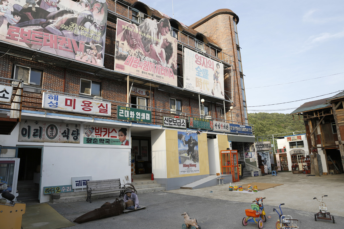  옛날식 극장 건물로 변신한 모텔. 극장 건물 밖에 ‘로보트태권브이’ ‘바람과함께사라지다’ ‘영자의전성시대’ 등 대형 영화간판이 내걸려 있어 오래 전 극장 모습을 하고 있다.