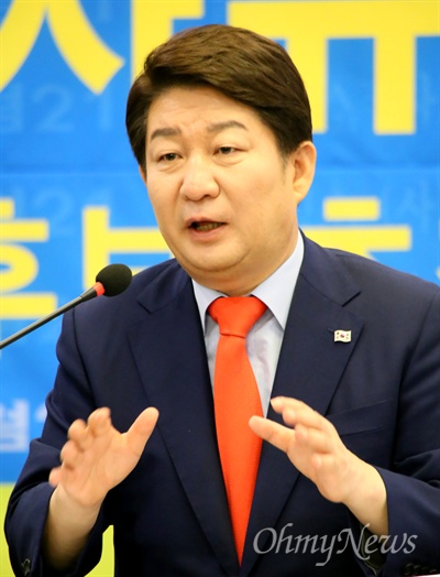 권영진 자유한국당 대구시장 후보가 29일 오전 대구수성호텔에서 열린 토론회에서 발언하고 있다.