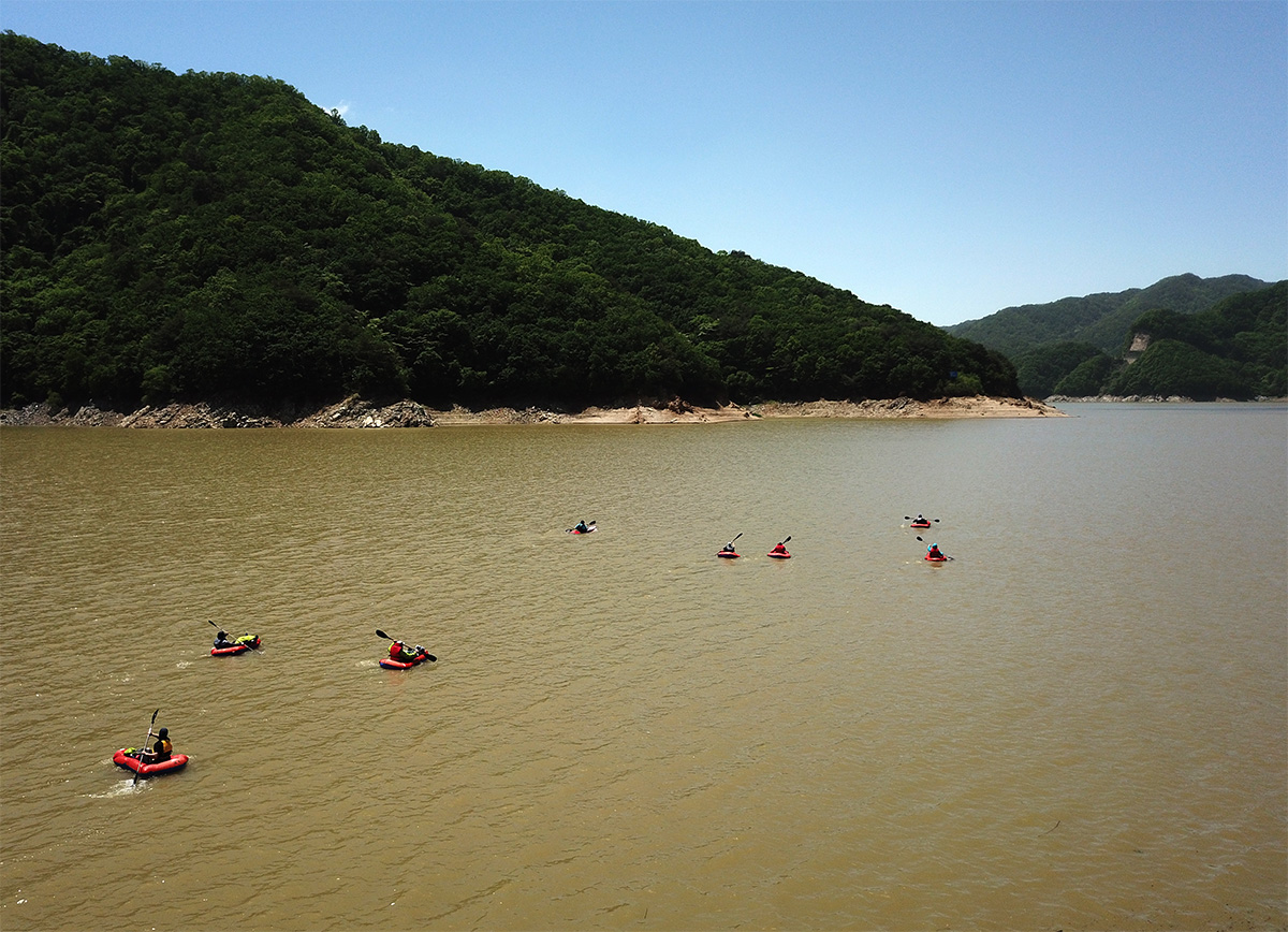 팩래프팅(Packrafting) 보토를 포함하여 모든 짐을 배낭에 넣고 물길을 이어가는 것을 팩래프팅이라고 한다.