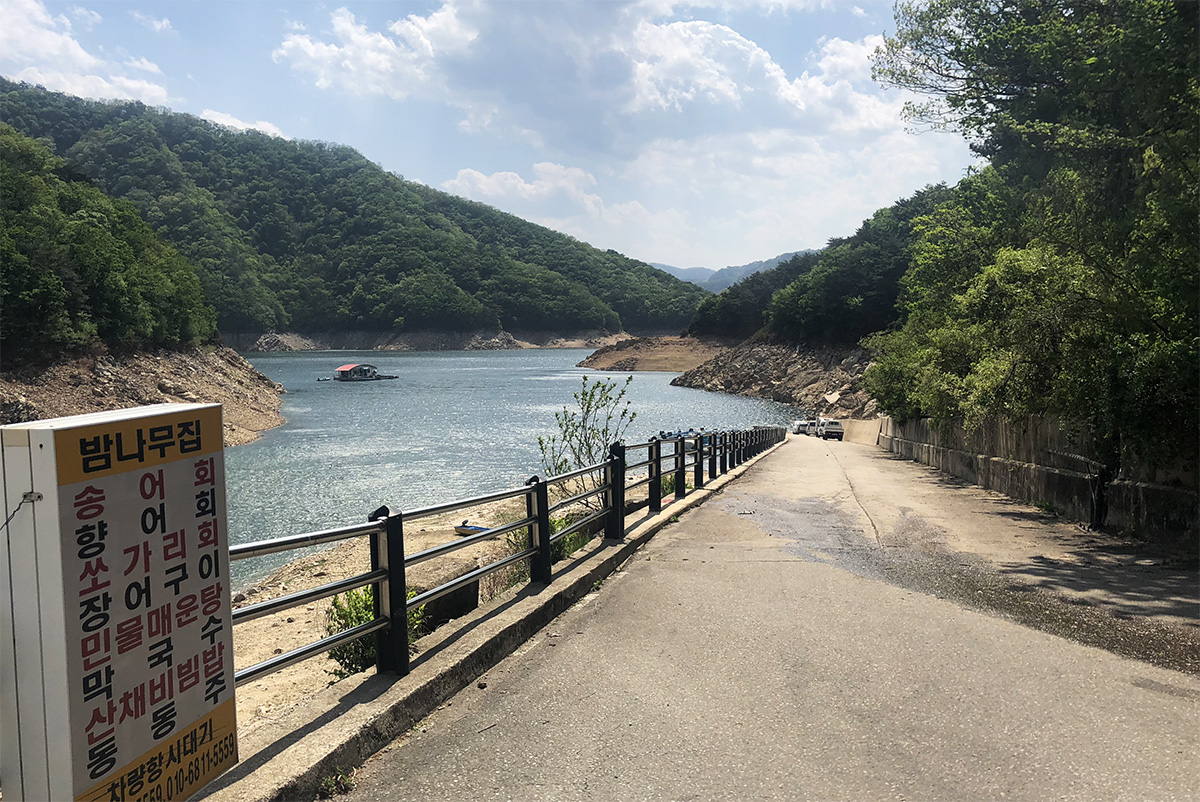 양구선착장 한때 가장 중요한 교통시설이었던 양구선착장. 이제는 쇠락하여 옛 영화를 찾을 수 없다.