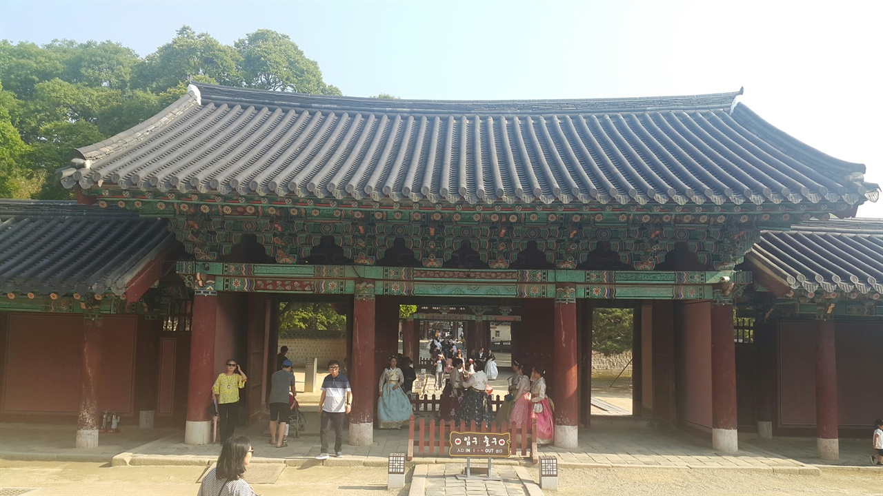 보물 제1578호이며 조선 왕조의 개창자인 태조(太祖) 이성계(李成桂)의 어진을 모신 건물이다.