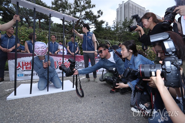  20일 오전 서울 서초구 서울중앙지방검찰청 앞에서 전국공무원노조 법원본부 조합원들이 '재판거래' 양승태 전 대법원장을 형사고발하며 기자회견을 열고 있다.