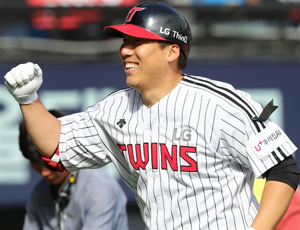 홈런 치는 김현수 20일 오후 잠실야구장에서 열린 2018 KBO 리그 한화 대 LG 경기. 7회 말 1사 때 LG 김현수가 솔로 홈런을 치고 있다. 2018.5.20