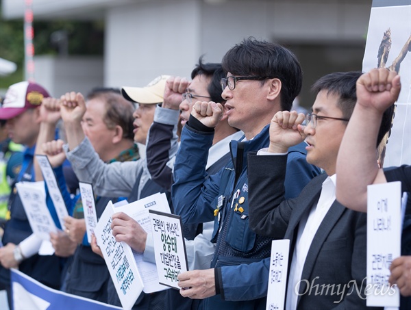 양승태 대법원의 재판거래 의혹이 불거진 뒤 5월 30일 오전 서울 서초구 대법원 앞에서 쌍용차지부 등 전국금속노조 조합원들이 기자회견을 열고 양승태 전 대법원장 구속과 판결 원상회복을 주장하고 있다. 