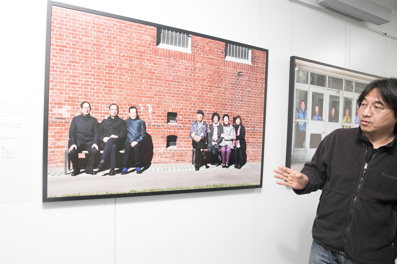  고문을 당했던 서대문 형무소 앞에서 이젠 환한 웃음을 지을 수 있을 만큼 마음의 평온을 찾은 조작간첩단 피해자들.