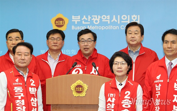 자유한국당 서병수 부산시장 후보와 기초단체장 후보들은 30일 오전 부산시의회에서 후보자 합동 기자회견을 열고 지지를 호소했다. 