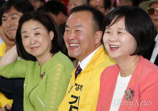  김응호 정의당 인천시장 후보가 29일 이정미 상임선대위원장, 심상정 공동선대위원장과 함께 배진교 남동구청장 후보 개소식에 참석하고 있다. 