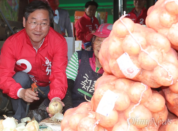 유정복 자유한국당 인천시장 후보가 29일 삼산농산물도매시장을 방문해 양파까기 작업을 해보고 있다. 