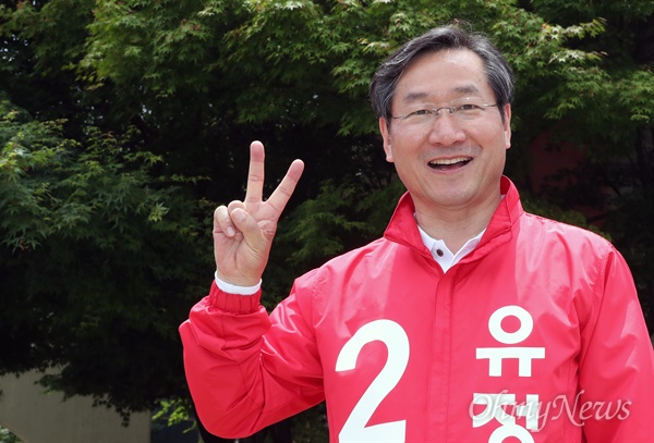 유정복 자유한국당 인천시장 후보가 두 손가락을 펴보이며 기호 2번 지지를 당부하고 있다. 