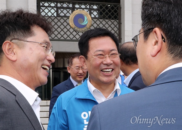 박남춘 더불어민주당 인천시장 후보가 29일 인천시청 앞에서 정책공약을 발표한뒤 참석자들과 인사하고 있다. 
