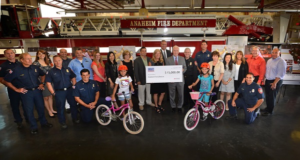  지난 2015년 보험회사 관계자들이 캘리포니아 주 애너하임 소방서(Anaheim Fire Department)의 '자전거 헬멧 착용' 프로그램을 지원하기 위해 1만 5천 달러를 기증하면서 함께 포즈를 취하고 있다. (사진: Behind the Badge OC) 