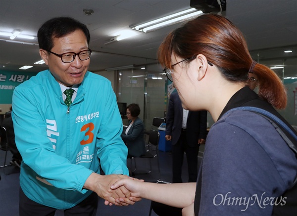 문병호 바른미래당 인천시장 후보가 29일 선거사무소에서 운동원들과 인사하고 있다. 