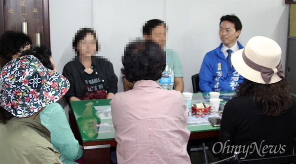 김종천 후보가 한 사무실을 방문해 대화를 나누는 모습. 