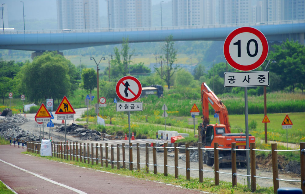 한국토지주택공사가 현대건설에 의뢰해 제방으로 향하는 임시도로를 철거하고 있다.