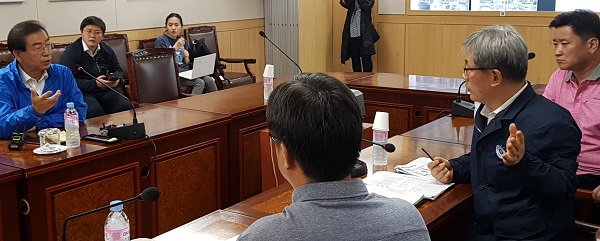 31일 새벽 박 시장 후보가 서울교통공사 종합상황실을 찾아 직원들과 현안에 대해 대화를 하고 있다.