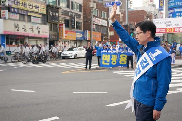더불어민주당 김경수 경남지사 후보는 5월 31일 아침 거제 삼성중공업 앞에서 첫 유세를 벌였다. 